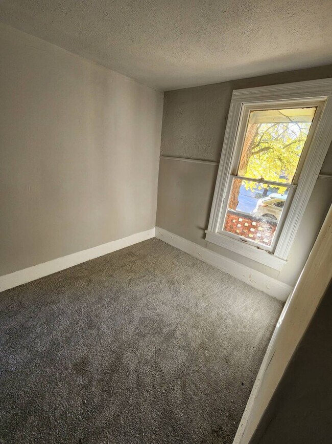 Building Photo - Charming 4-Bedroom Property in Prime Location