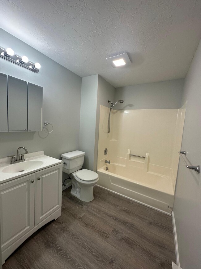 Building Photo - 435 Sunderland Rd