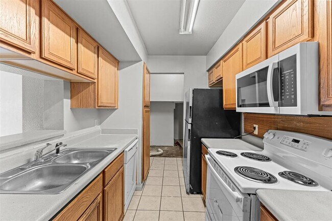Building Photo - 9090 S Braeswood Blvd