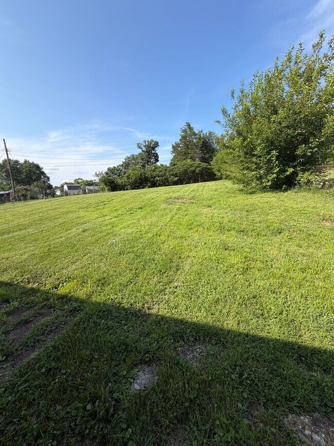 Building Photo - 3 Bedroom in Frankfort!