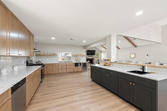 Building Photo - 15134 Corona Del Mar Dr