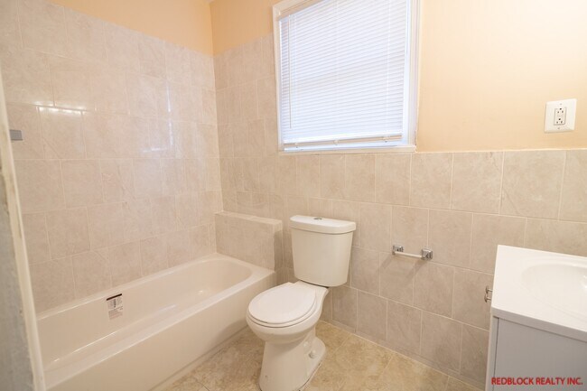Building Photo - ???UPDATED, HUGE 4 BEDROOM AND 2 BATH HOME...