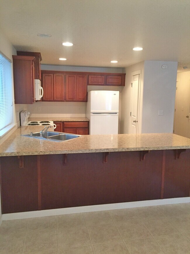 Building Photo - Beautiful 3 Bed/2.5 Bath Home in VAN MALL ...
