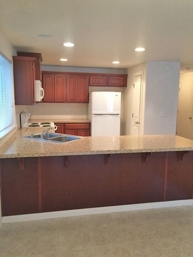 Building Photo - Spacious 3 Bed/2.5 Bath Home in VAN MALL Area!