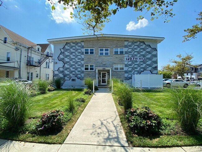 Building Photo - 320 7th Ave