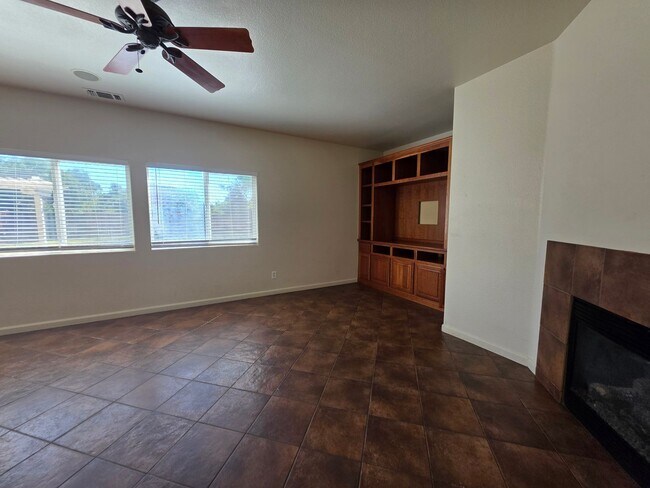 Building Photo - 3 bedroom with an extra office/den space in Modesto!