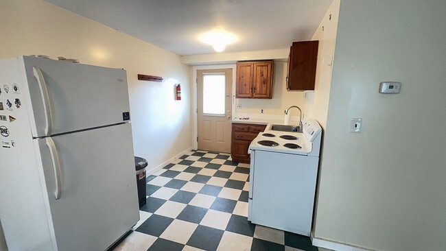 Primary Photo - 224 Rainbow St