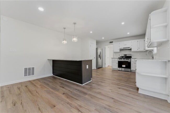 Building Photo - 5081 Hubert Dr