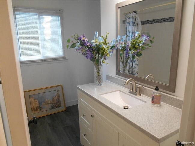 Building Photo - 1440 W Elmwood Ave