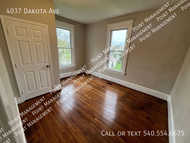 Building Photo - 4 bed 1 bath with Backyard space