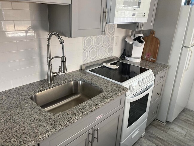 Building Photo - 101 E Cresse Ave