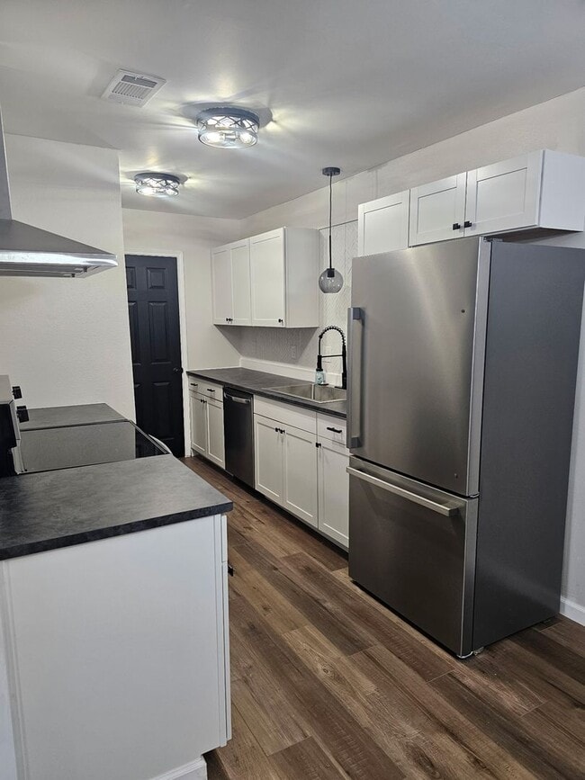 Building Photo - 2 Bedroom 2 bath for lease