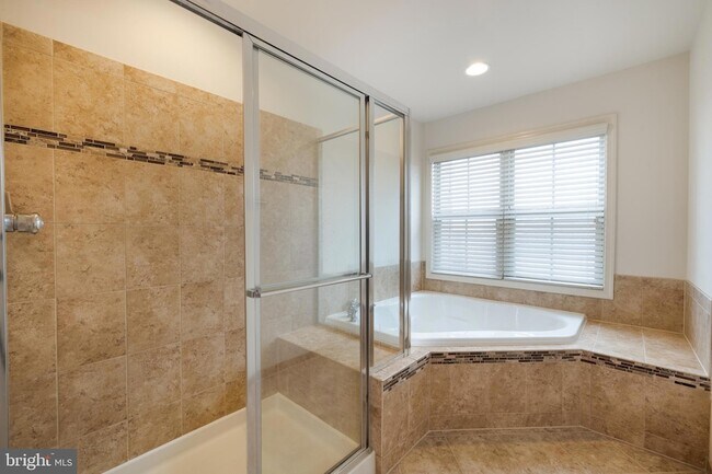 Building Photo - 42557 Dreamweaver Dr