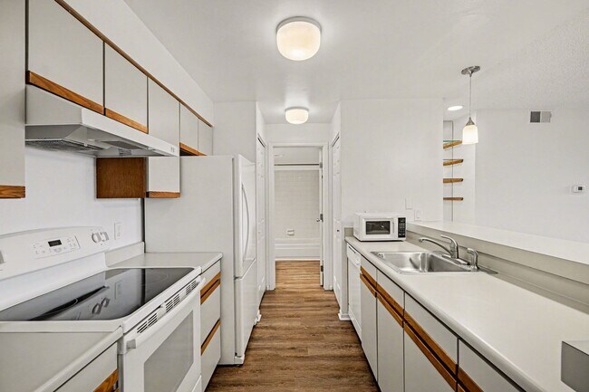 Building Photo - Ground Level Condo! 1 Bed 1 Bath In Littleton!