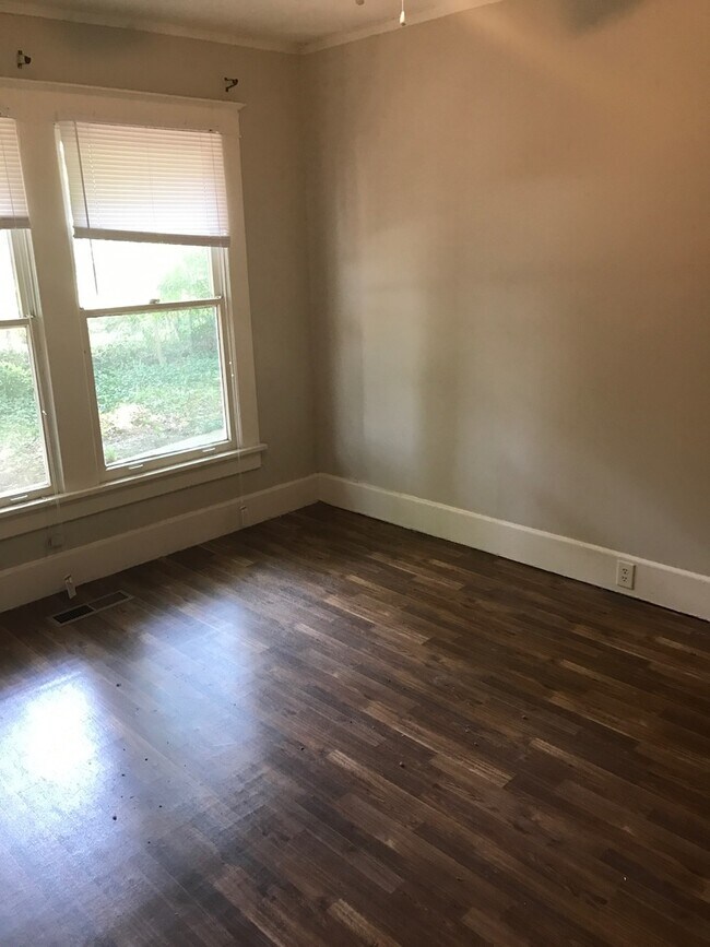 Building Photo - 4 Bed, 2 Bath Near UOM