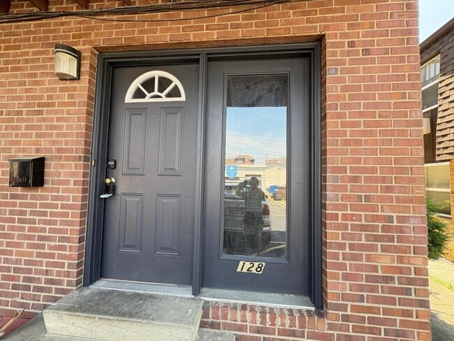 Building Photo - 128 W 9th Ave