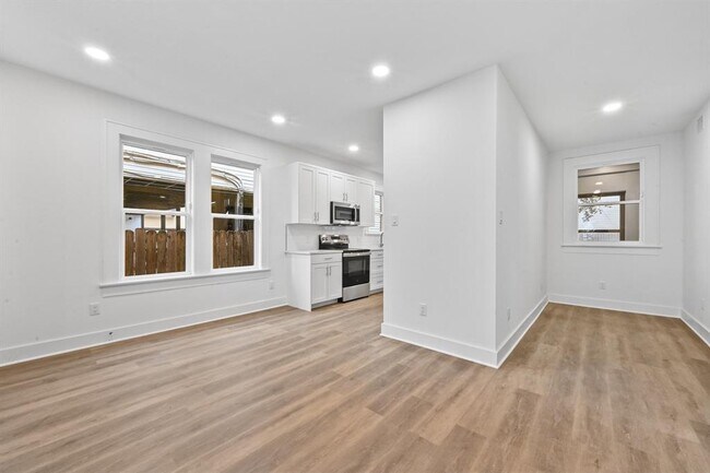 Building Photo - 1006 1/2 W 22nd St