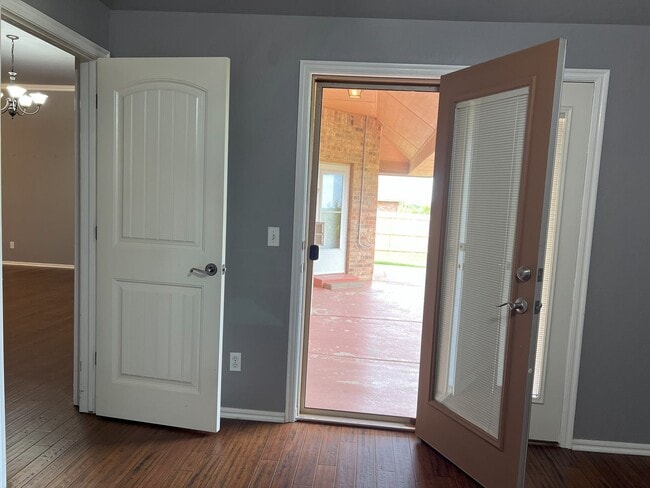 Building Photo - (3) Bed/(2) Bath + Study and Safe Room in ...