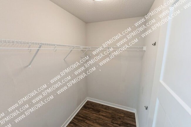 Building Photo - 16619 Oakwood Dr