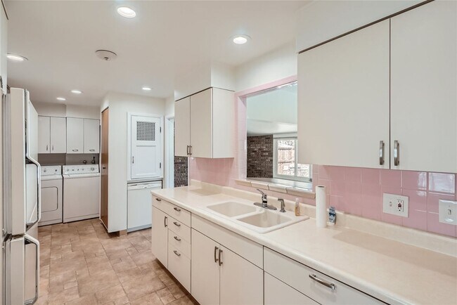 Building Photo - Beautiful 3-Bedroom Home in Denver – Avail...