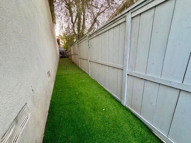 Building Photo - 906 Harkness Ln