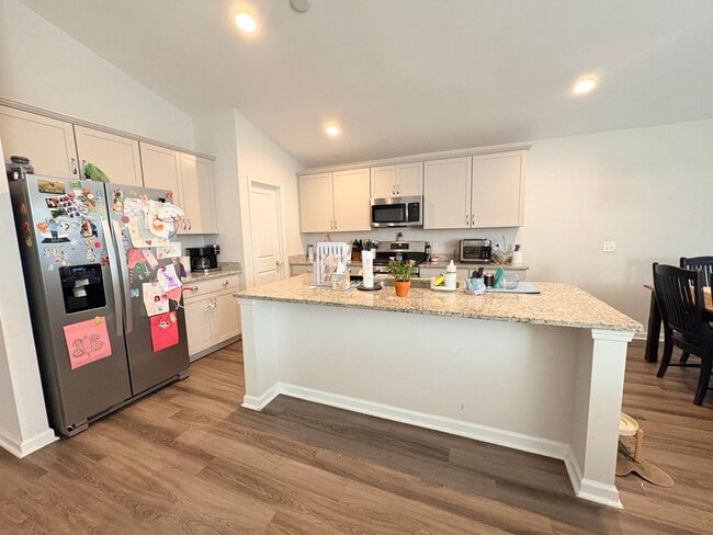 Building Photo - Welcome To Heritage New River Side