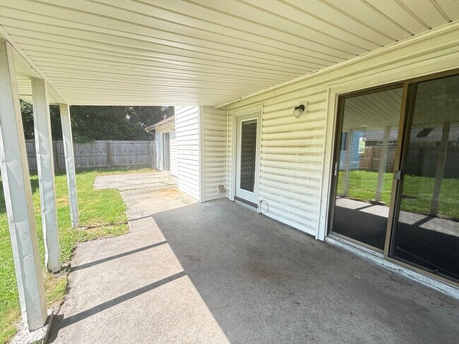 Building Photo - PET-FRIENDLY, THREE-BEDROOM IN SURFSIDE BEACH'S CAROPINES COMMUNITY IS AVAILABLE NOW!