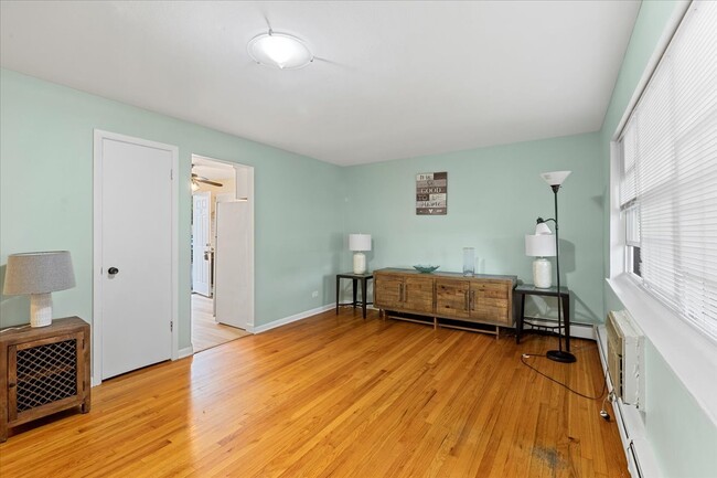 Building Photo - 1725 Howard Ave