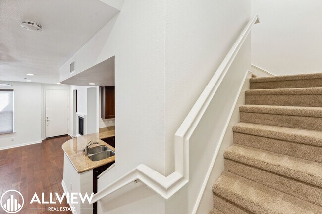 Building Photo - Modern 2 Bed, 2.5 Bath Townhome Available in Aliso Viejo!