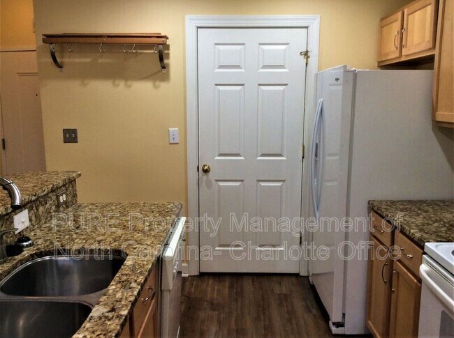 Building Photo - 718 W Trade St