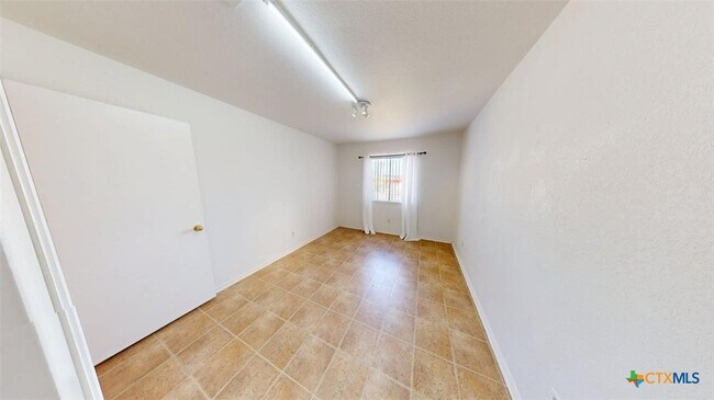 Building Photo - 411 Tomahawk Dr