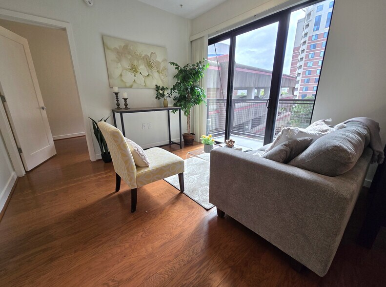 Living Area - 1320 Fenwick Ln