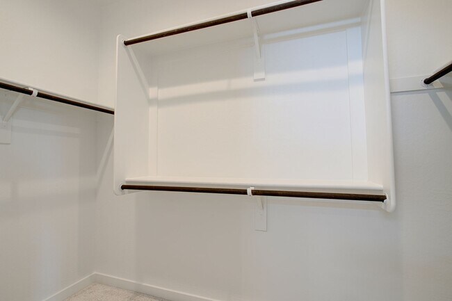 Building Photo - Gorgeous 5 Bedroom Lennar Home built 3 years ago still like new!!!  5 bedrooms in Northern Crossi...