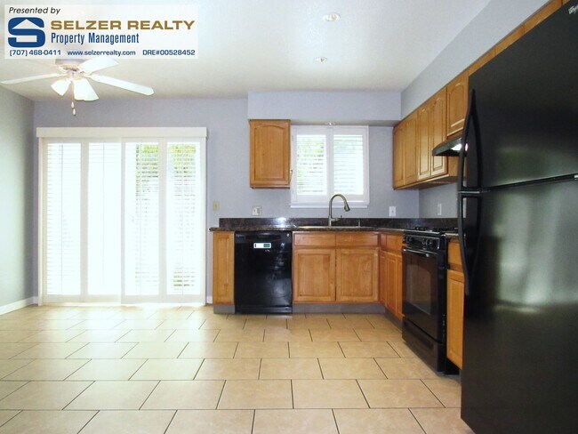 Building Photo - Fully equipped 2 bd. townhome in a super convenient central location!