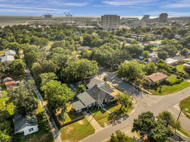 Building Photo - 1100 SF suite/apt in Historic Home, 1 bed/...