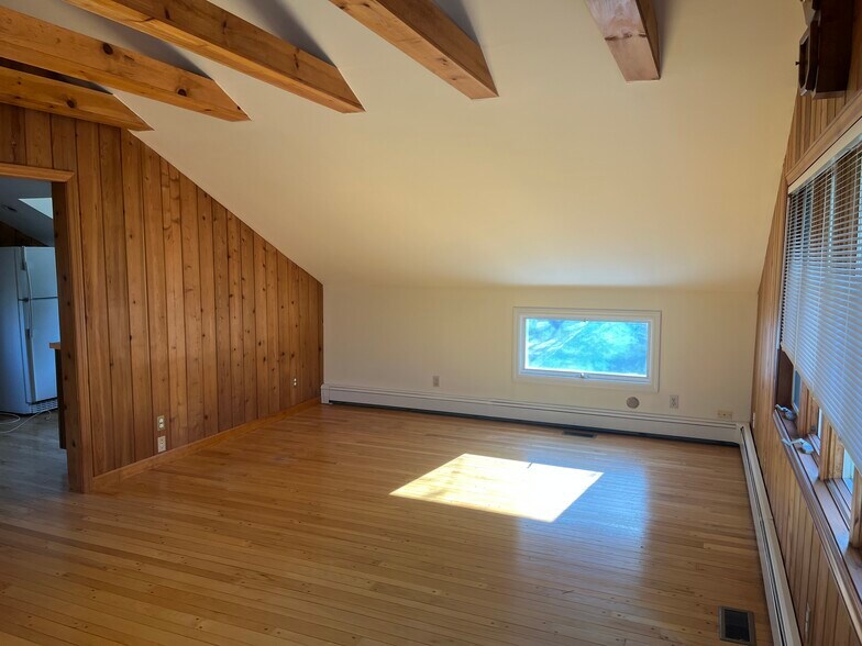 Building Photo - 16 S Beach Rd