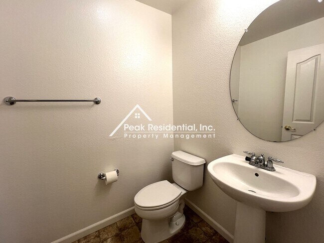 Building Photo - North Natomas 3bd/2.5ba House with 2 Car Garage