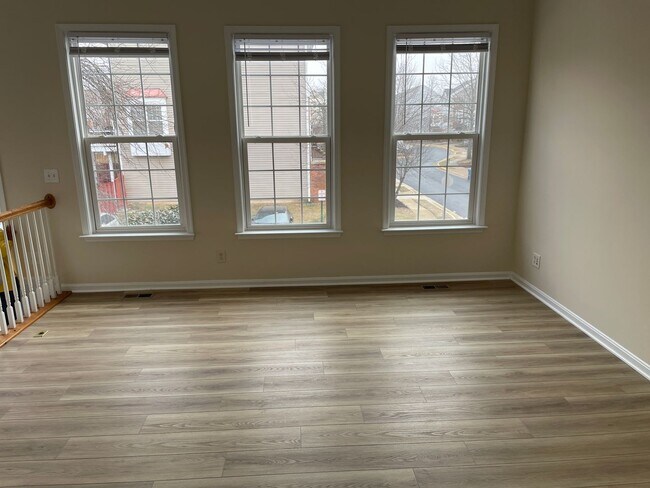 Building Photo - Elegant And Spacious 3 Bed 3.5 Bath Townhome In Vibrant Loudon Parkway Center