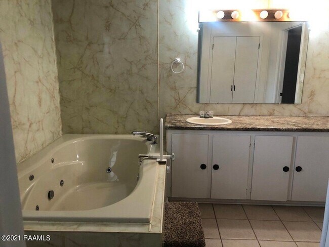 Building Photo - 2809 S Curtis Dr