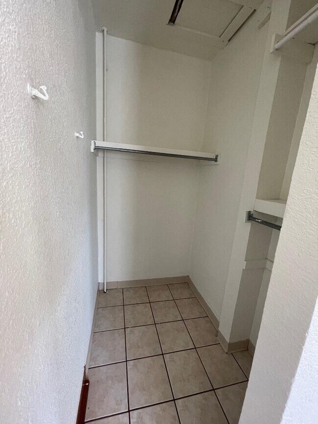 Building Photo - ADORABLE 2 BEDROOM 1 BATHROOM HOUSE IN CENTRAL NORMAN