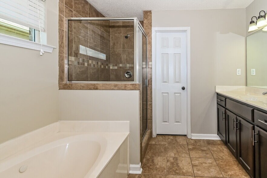 Building Photo - 9876 Southern Oak Way
