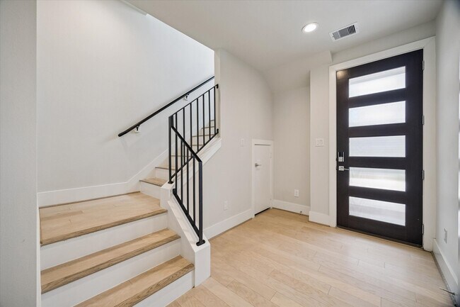 Building Photo - 834 Fisher St