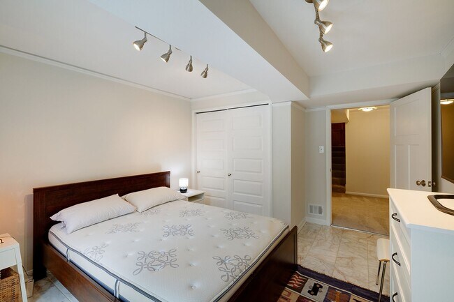 Building Photo - Furnished, Detached Home in Bethesda Alta ...