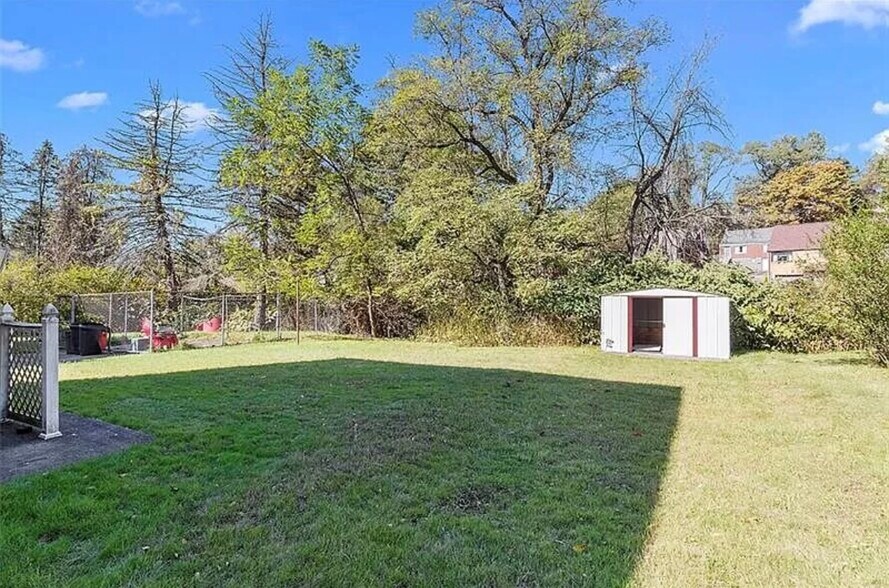 Building Photo - 118 Macfarlane Dr