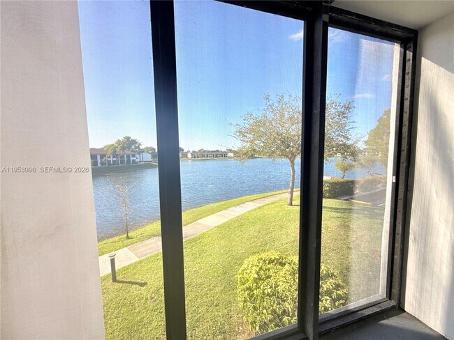 Building Photo - 210 Lake Pointe Dr