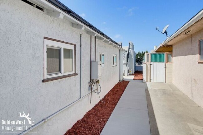 Building Photo - Beautifully Updated 1Bdm 1Ba Apartment with Private Rooftop Deck & Stunning Views!