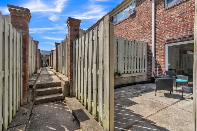 Building Photo - Newly Renovated 2 BR/ 1.5 BA Condo off Eas...