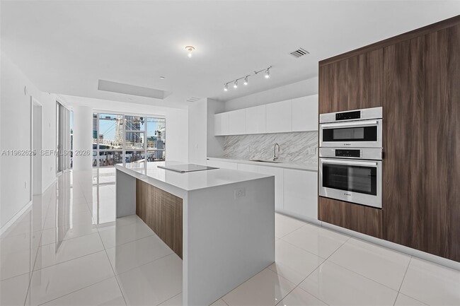 Building Photo - 851 NE 1st Ave