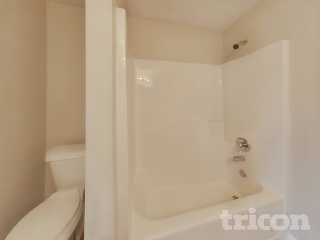 Building Photo - 9493 Creekside Rd