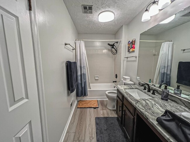 Building Photo - Beautiful and Spacious 4 Bedroom 2.5 Bathr...